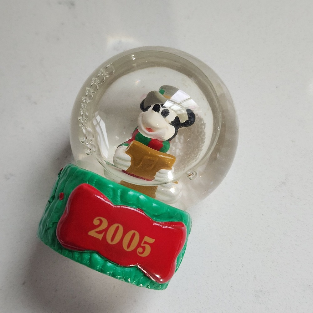 Disney Mickey Mouse 2005 Christmas‎ Holiday 2 1/2" Mini Snow Globe